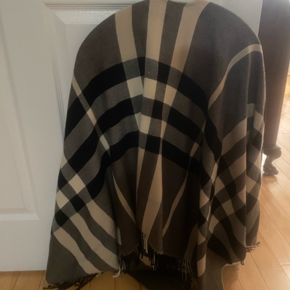 Burberry Shawl 2014. - Picture 5 of 5